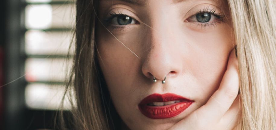 Einblick in Septum Piercings: Schmerz, Verfahren und Schmuck