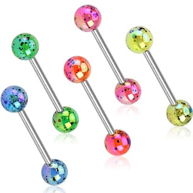 Zungenpiercing mit metallischen Look und Spritzflecken
