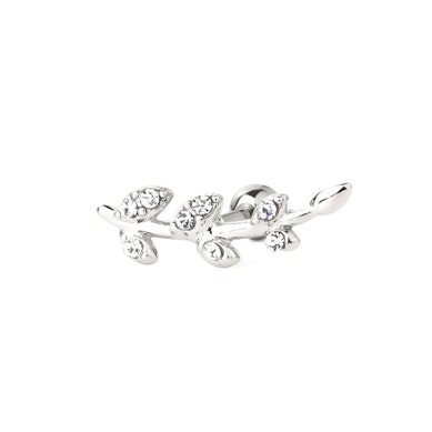 Ohrpiercing mit Blättern aus Steinen