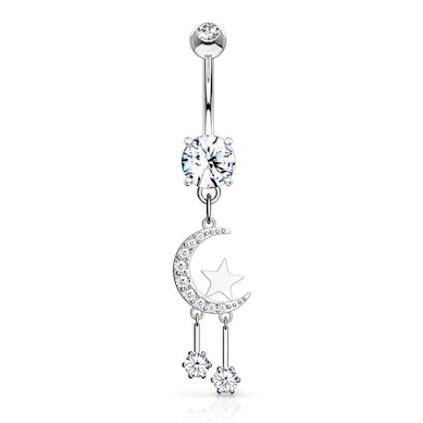 Bauchnabelpiercing mit Halbmond und Sternen als Anhänger