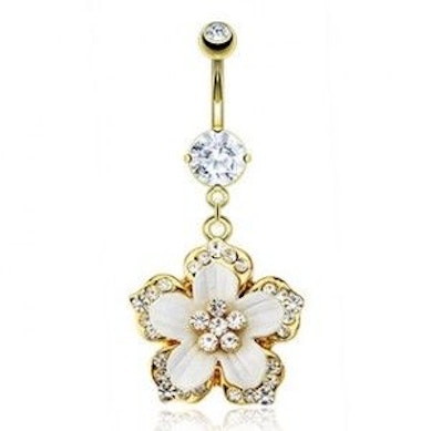 Vergoldetes Bauchnabelpiercing mit einer Blume
