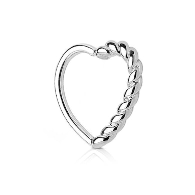 Ohrpiercing in Herzform mit gedrehter Seite