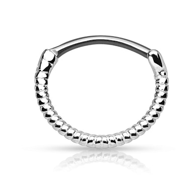 Septumpiercing mit einem gewundenen Draht