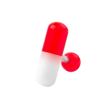 Zungenpiercing mit zweifarbiger Pille