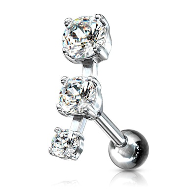 Ohrpiercing mit drei Steinen in einer Reihe