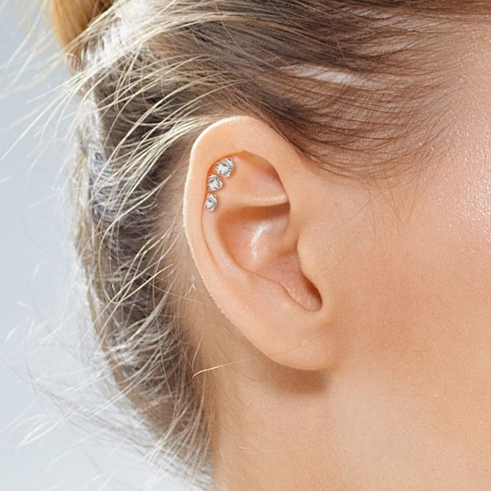 Set aus Ohrpiercings mit einem runden Stein