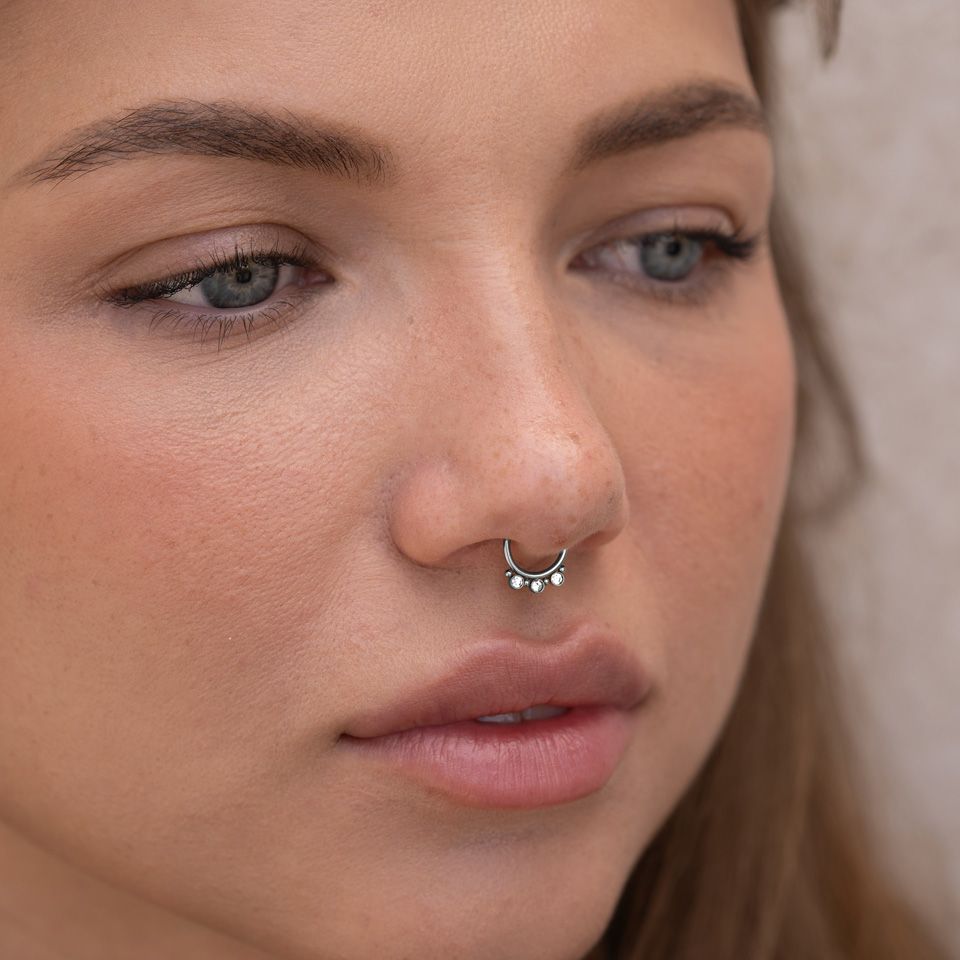 Fake Septumring mit drei Steinen und kleinen Perlen