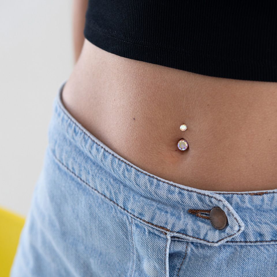 Bauchnabelpiercing mit Innengewinde und multifarbenem Stein