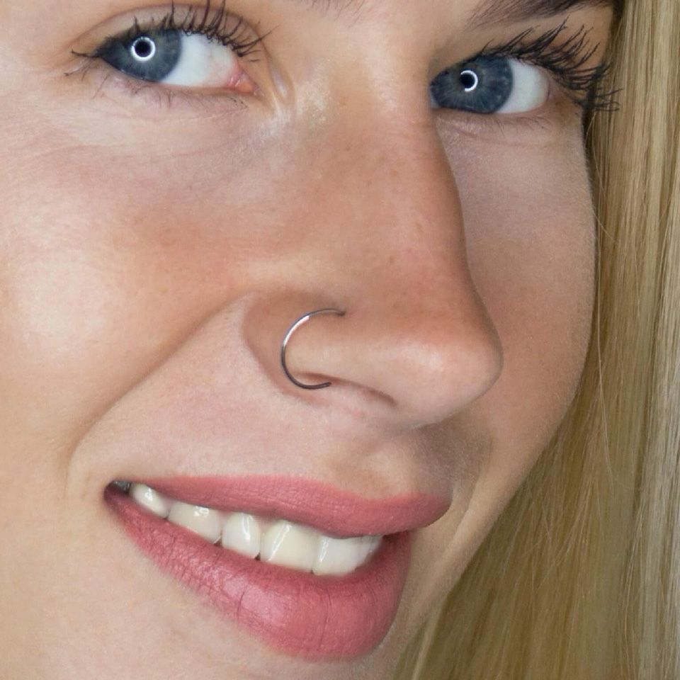 Kleiner Nasenring in beliebiger Farbe