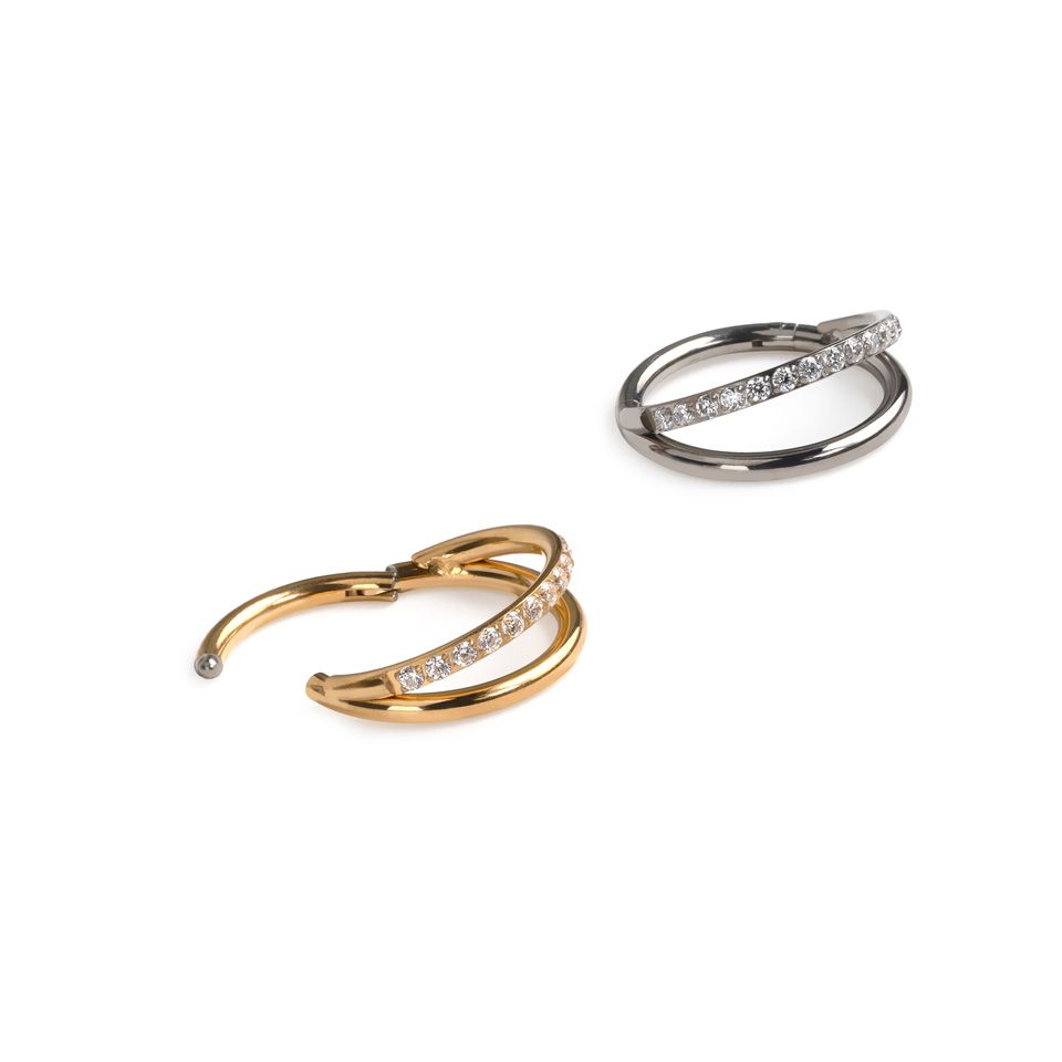 Titan-Doppelring mit Schmucksteinen auf einem Ringband