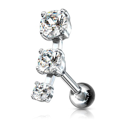 Ohrpiercing mit drei Steinen in einer Reihe