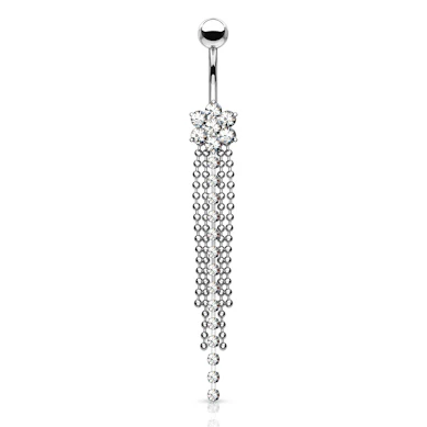 Bauchnabelpiercing mit einer Blume und Kettenanhänger