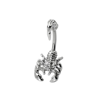 Bauchnabelpiercing mit einem Skorpion