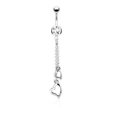 Bauchnabelpiercing mit Herzanhängern in der Kette