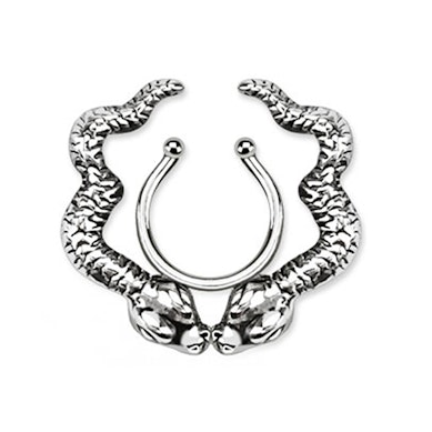 Fake Brustpiercing mit Schlangen