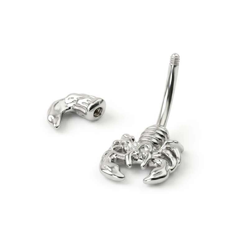 Bauchnabelpiercing mit einem Skorpion