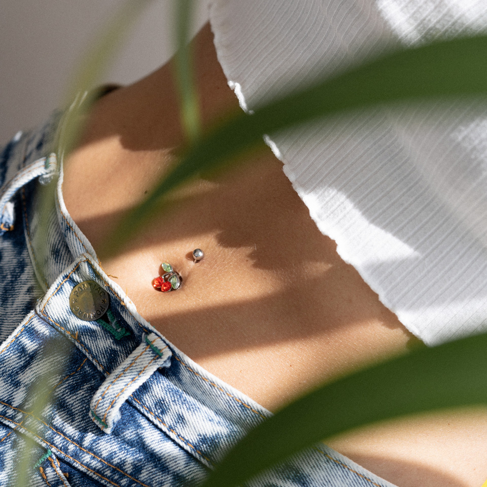 Bauchnabelpiercing mit einer roten Kirsche
