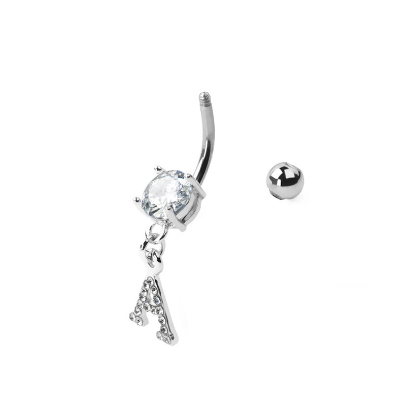 Bauchnabelpiercing mit steinbesetztem Buchstabe