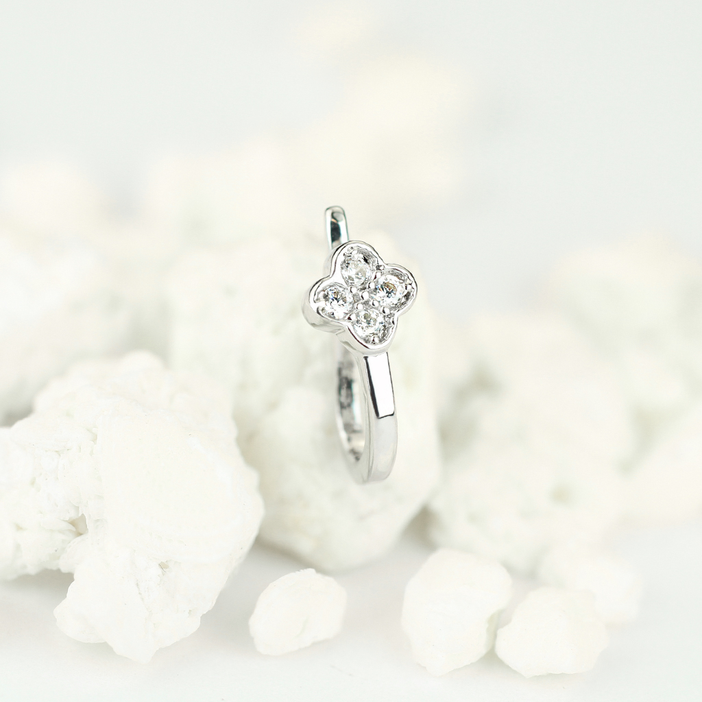 Fake Nasenpiercing mit vierblättrigem Kleeblatt aus Steinen