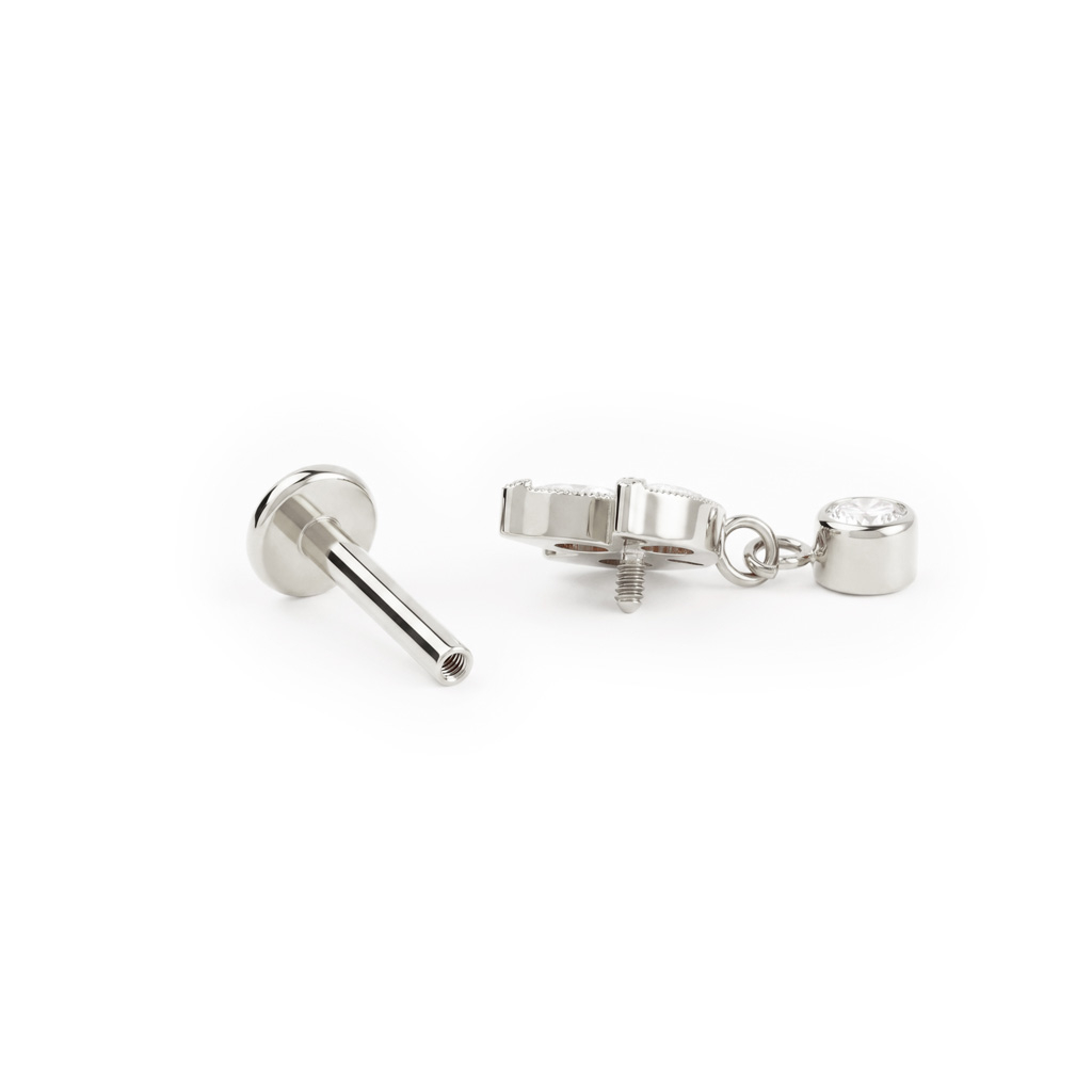 Titanlabret in Form einer Lotusblüte und einem Steinanhänger