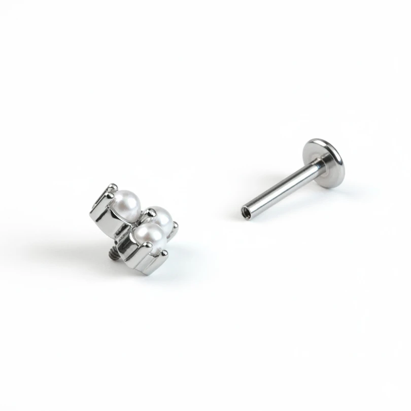 Zartes Labret mit drei Kunstperlen