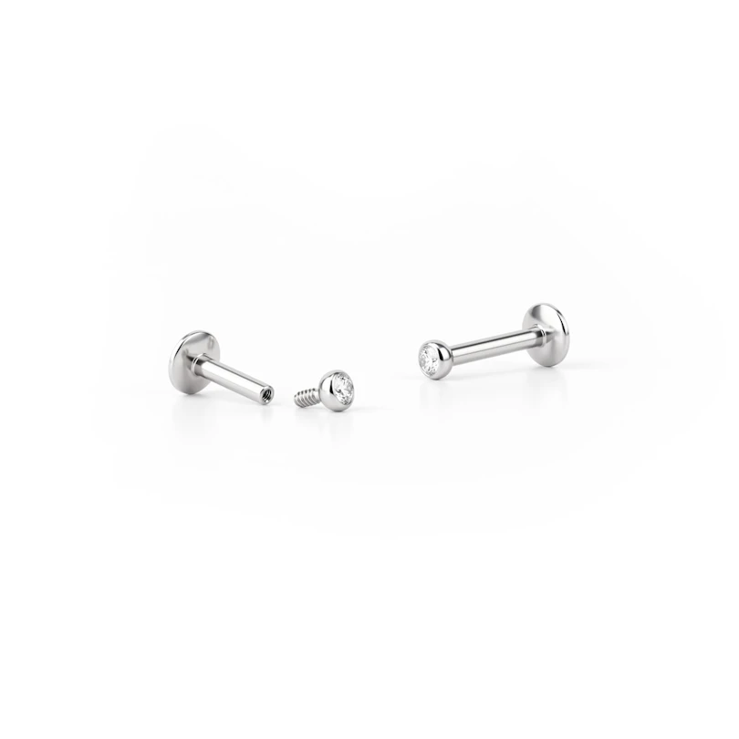 Labret mit einem kleinen Stein und innenseitigen Gewinde