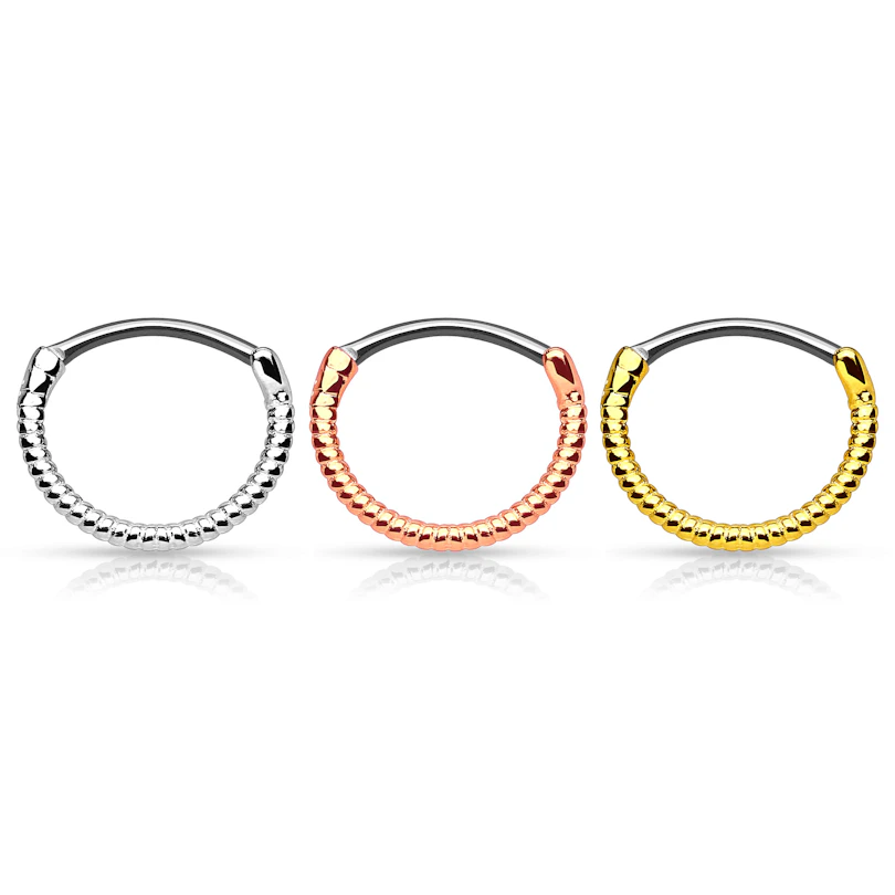 Septumpiercing mit einem gewundenen Draht