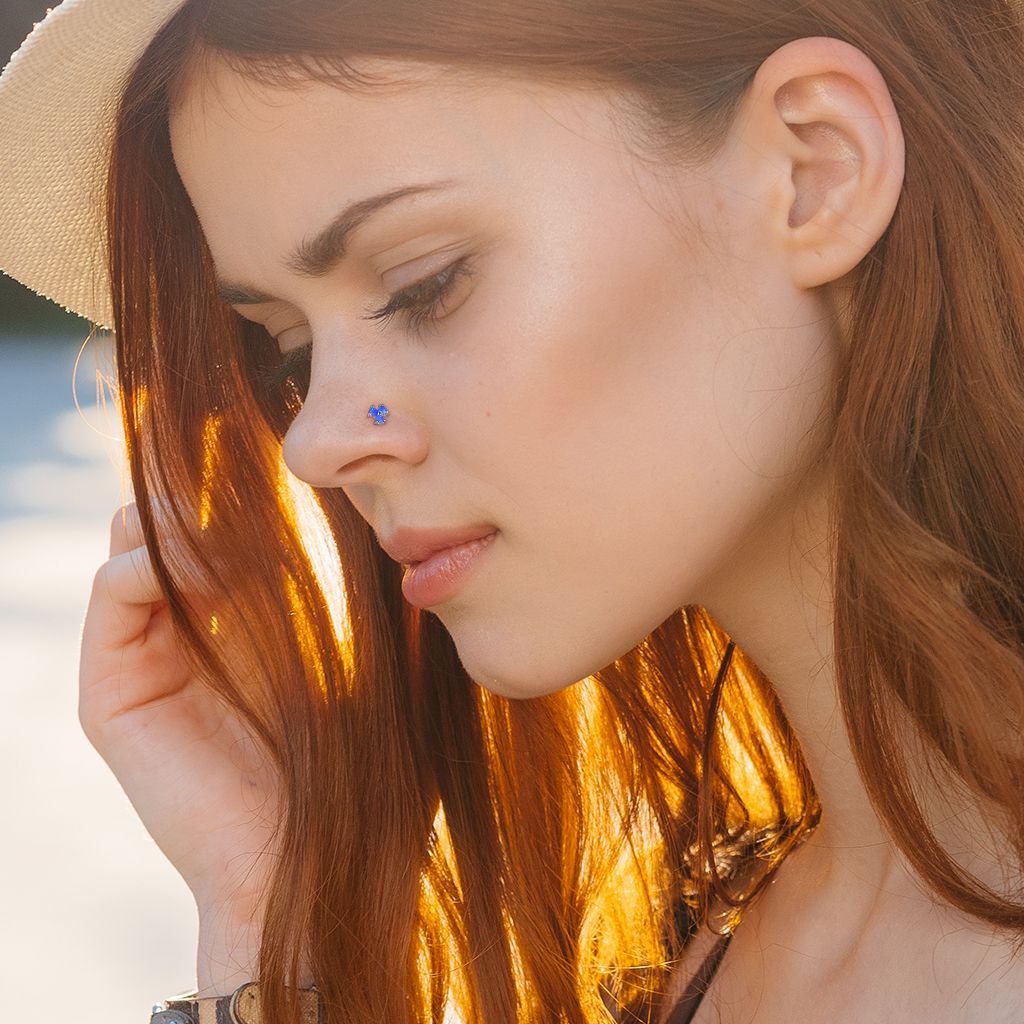 Nasenpiercing aus 14 Karat Gold mit drei Opalsteinen