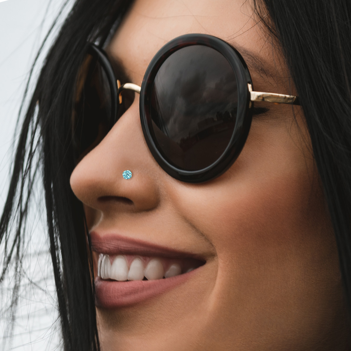 Nasenpiercing mit einer Feridokugel