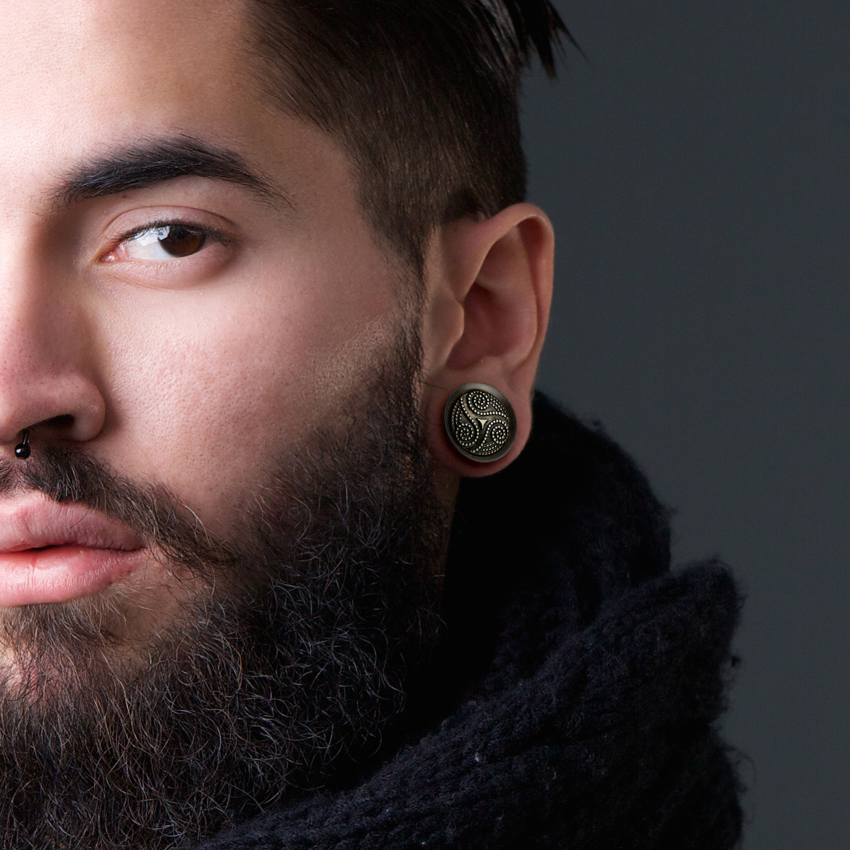 Plug aus Holz mit einem gepunkteten Tribalmuster