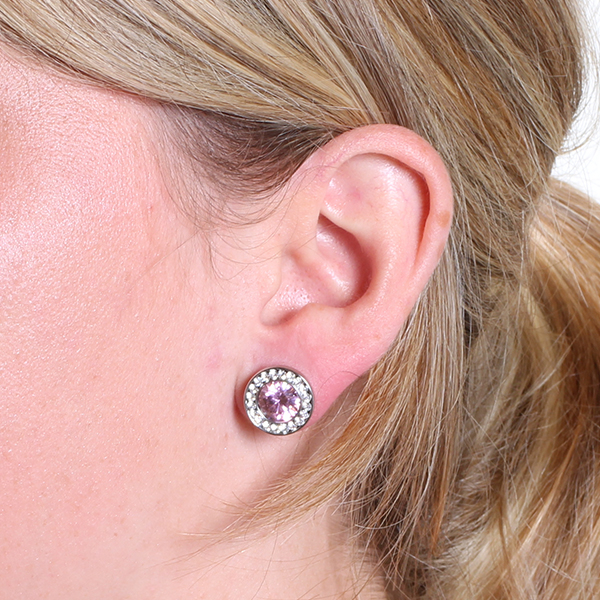 Plug mit einem großen und vielen kleinen Steinen