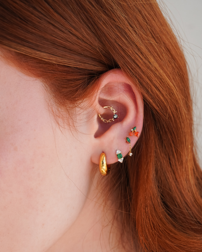 Nach vorne gerichteter Ring mit Stacheldraht und herzförmigem Edelstein