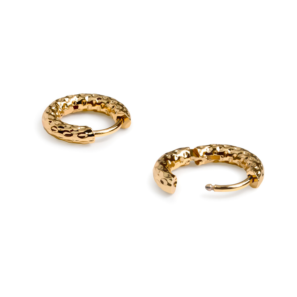 Ein Paar gehämmerter Huggie Ohrringe