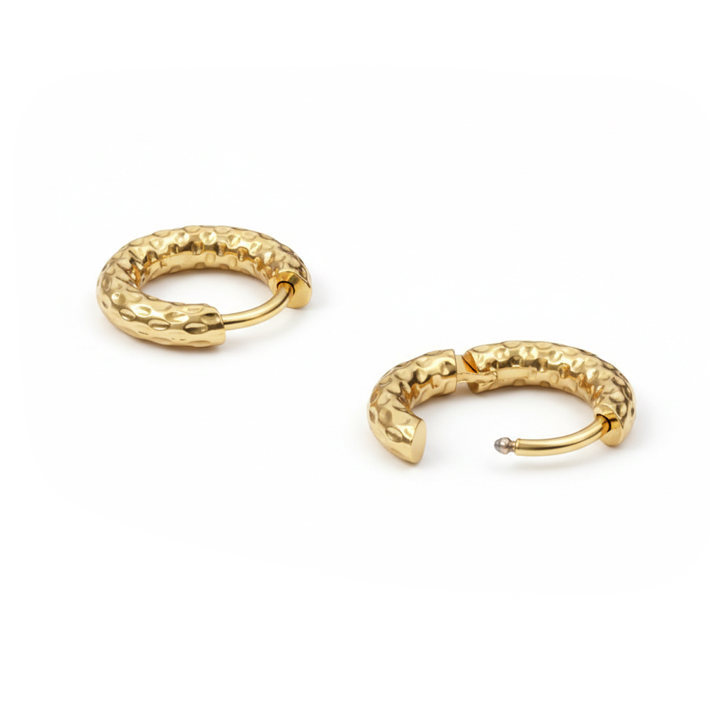 Ein Paar gehämmerter Huggie Ohrringe