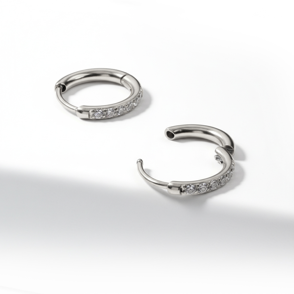 Paar Huggie Ohrringe aus Chirurgenstahl mit Schmucksteinen