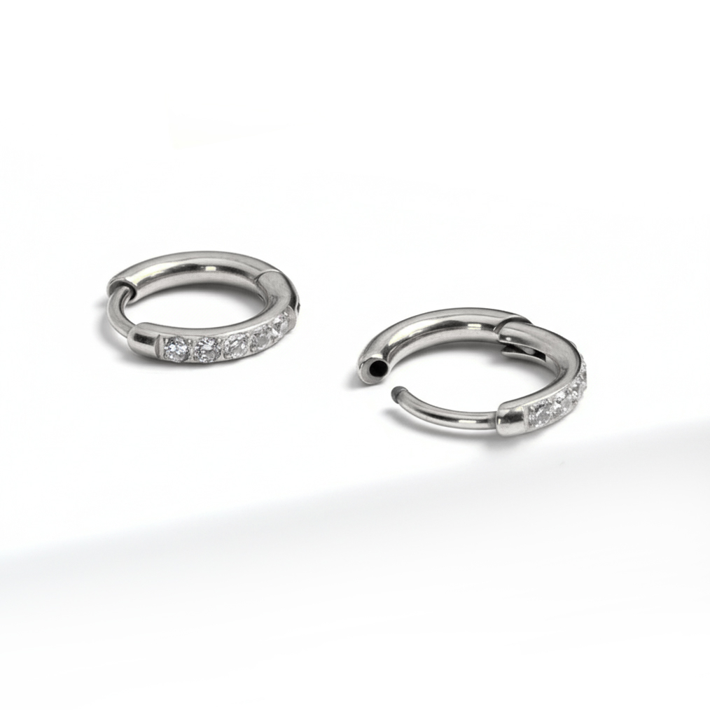 Paar Titan-Huggie-Ringe mit Schmucksteinen