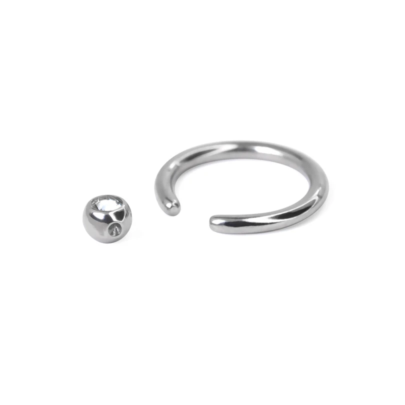 Ring aus Titan mit einem Stein