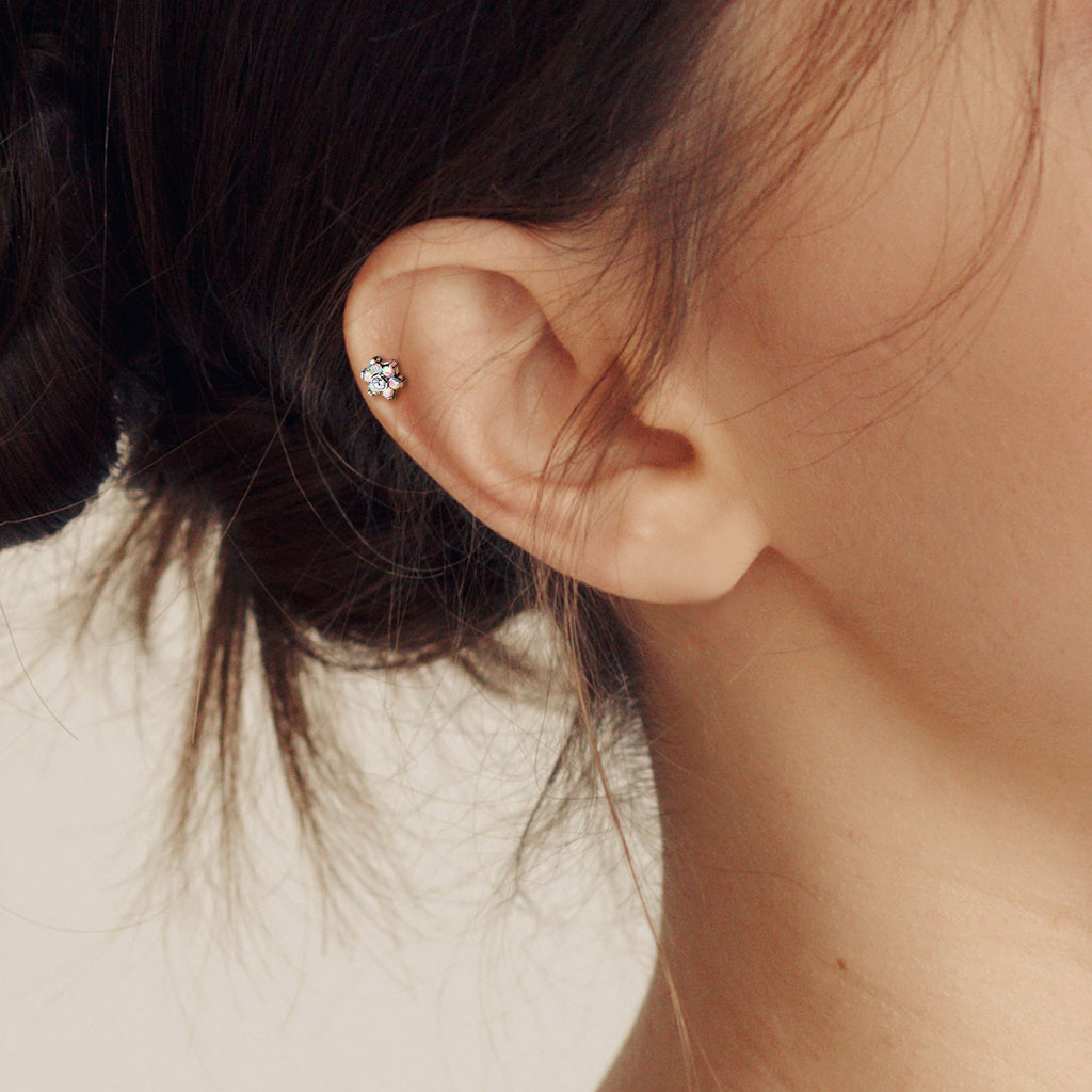 Push-in Titan Labret mit einer Blume aus Stein