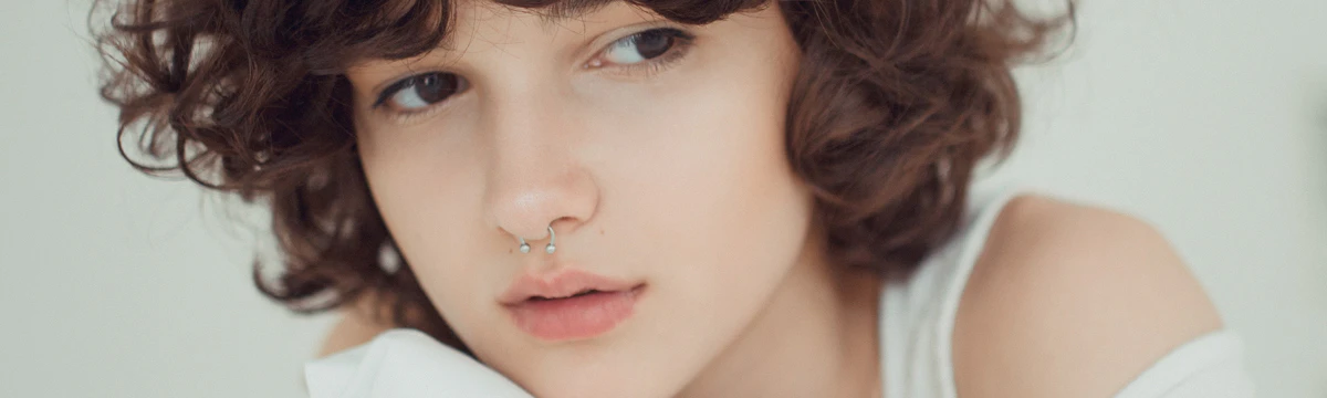 Einblick in Septum Piercings Schmerz Verfahren Und Schmuck Einblick in Septum Piercings Schmerz Verfahren Und Schmuck