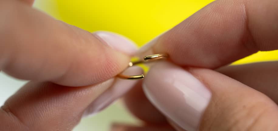 Leitfaden zum sicheren Öffnen und Schließen vom Piercingschmuck