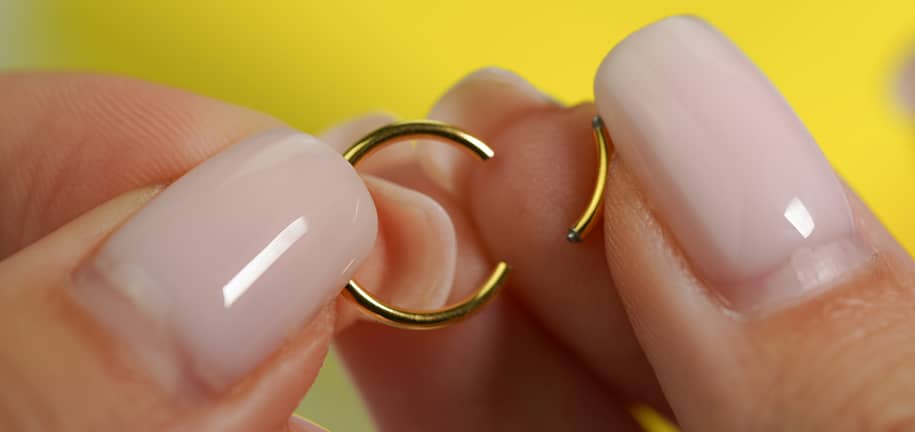 Öffnen und Schließen deiner Piercingringe