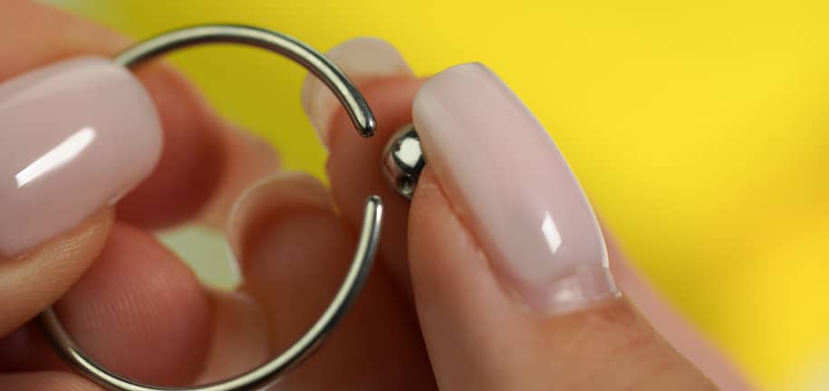 Sicheres Öffnen und Schließen deiner Piercingringe