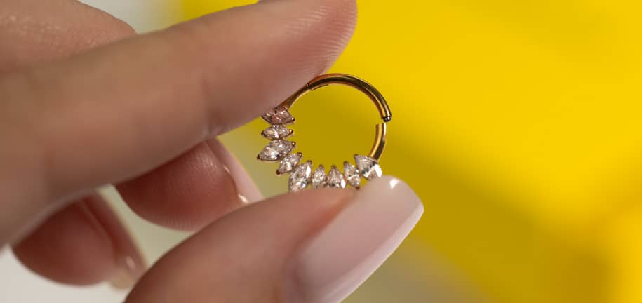 Sicheres Öffnen und Schließen der Piercingringe